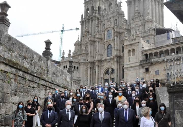 Los 31 colegios profesionales sanitarios de Galicia homenajearon a las víctimas del covid-19