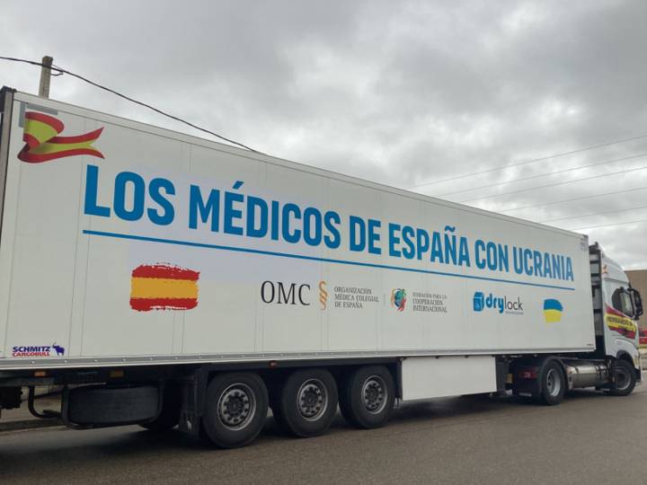 FCOMCI fleta un primer tráiler con ayuda humanitaria de la profesión médica española para Ucrania