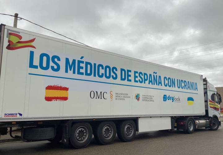 FCOMCI fleta un primer tráiler con ayuda humanitaria de la profesión médica española para Ucrania